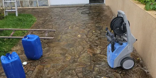 Décembre 2025 : nettoyage d'une dalle (photo avant)