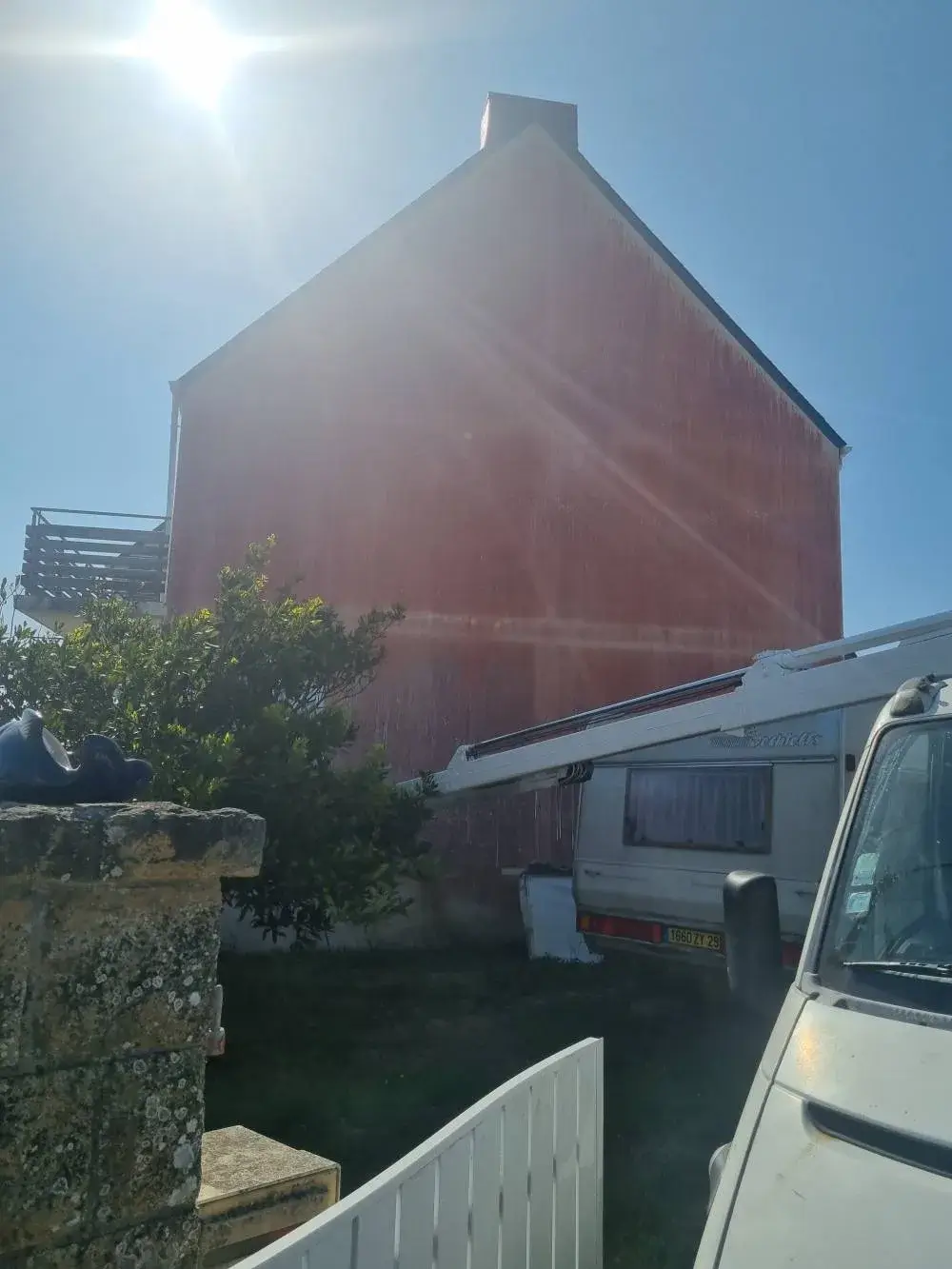 Démoussage d'une façade